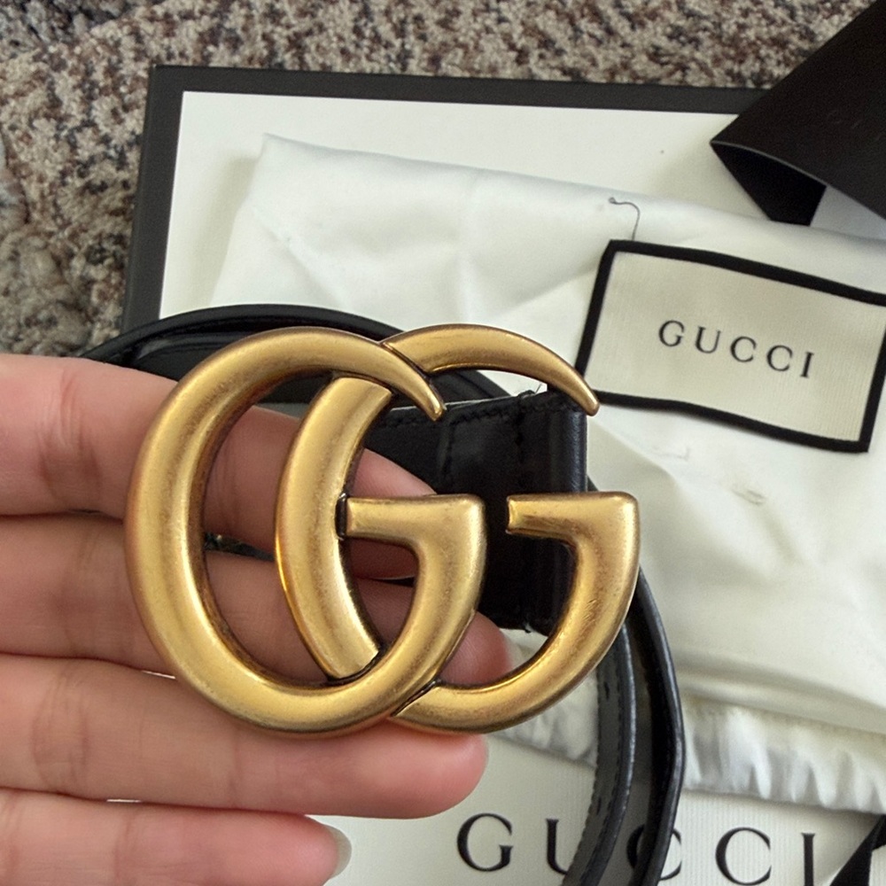 Gucci Unisex Black Leather Belt with Antique Gold Double G Buckle - Picture 2 of 8